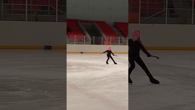 Вика делает перекидной #детскийспорт #фигурноекатание #вика #тренировка #коньки смотреть онлайн