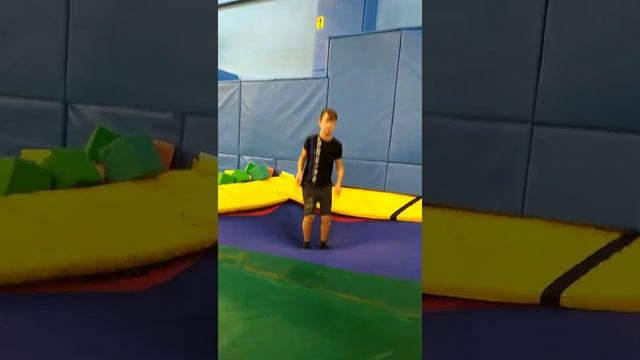 Первые трюки в батутном центре "ВВЕРХ" смотреть онлайн