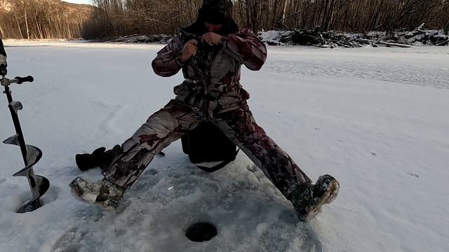 Ловля Ленка и хариуса зимой на горной речке по первому льду(подводная сьемка) смотреть онлайн