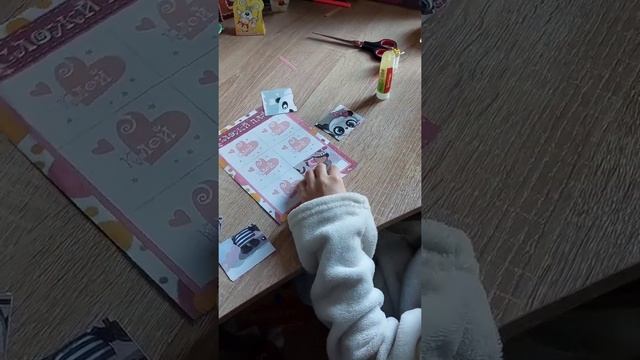 Эвелина дома собирает детскую аппликацию. смотреть онлайн