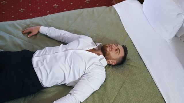 ne dormez pas dans son hôtel смотреть онлайн