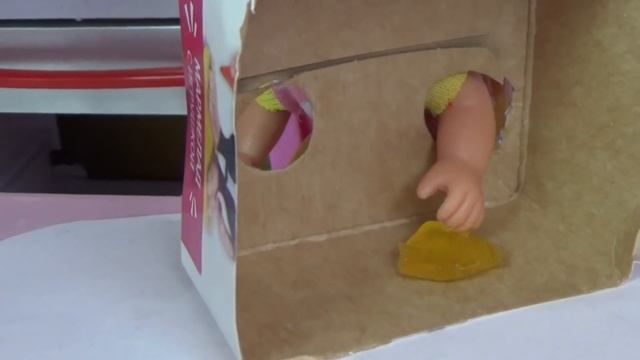 УГАДАЙ ЧТО В КОРОБКЕ? Челлендж Катя и Макс веселая семейка Смешной сериал Даринелка тв смотреть онлайн