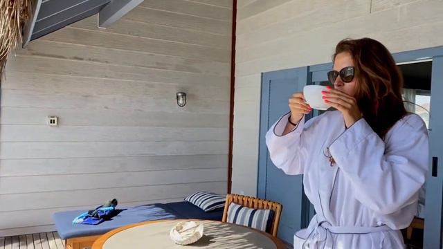 Raffles Maldives Meradhoo / Обзор водной виллы, плавучего завтрака и водных видов спорта / Часть 2 смотреть онлайн