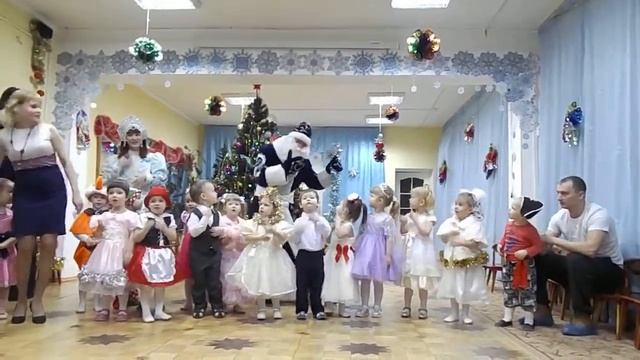Дети поют песенку и Дед мороз играет с ними смотреть онлайн