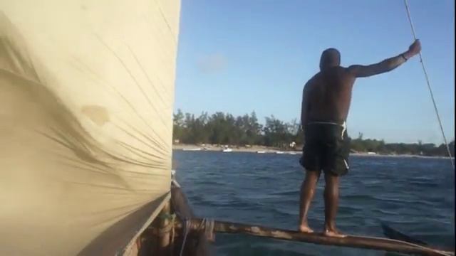 Мадагаскар Рыбацкая лодка в Мангили Встал смотреть онлайн