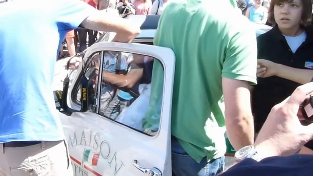 RECORD DU MONDE de COVOITURAGE (15 dans une FIAT500) смотреть онлайн
