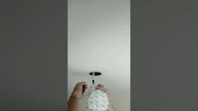 Очень яркий точечный светильник. Монтаж в натяжной потолок. смотреть онлайн