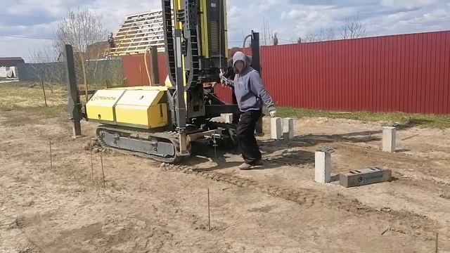 Монтаж жб свай. Свайный фундамент. ЖБ сваи 150х150х3000мм. Сваебойная установка Стройматик СГК200 смотреть онлайн