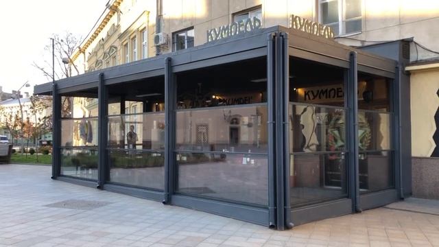 Вертикально-подъемная (гильотинная) система BREEZE. Терраса ресторана "Кумпель". Львов. смотреть онлайн