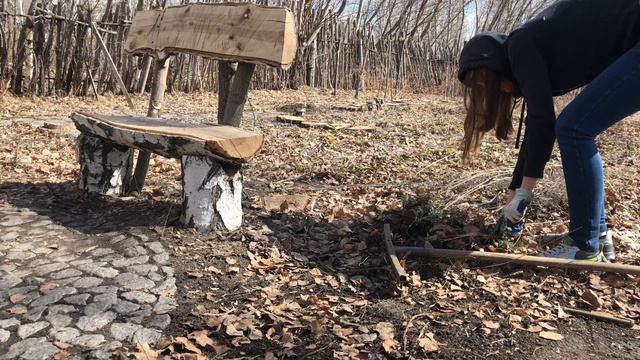 Белка нашла свои запасы. Убираюсь у мангальной зоны смотреть онлайн