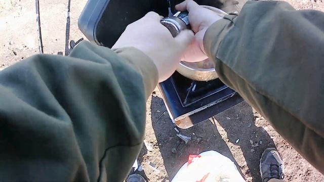 Летняя рыбалка. Ловлю озёрных карасей и готовлю вкусный завтрак. смотреть онлайн