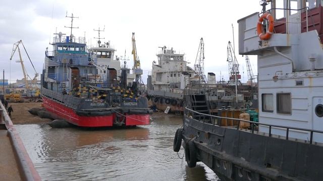 Спуск буксира-толкача «Анатолий Павельев» на пневматических ролик-мешках ООО «НПП «Сибрезинотехника смотреть онлайн