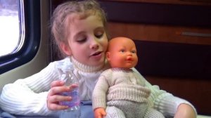 КУКЛЫ ЕДУТ В ПОЕЗДЕ.  Видео для девочек.  Детский канал Расти вместе с нами