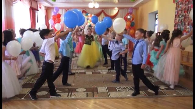 "Это - наше ДЕТСТВО!!!" финальный танец с шарами на выпускной в детском саду (10 гр.)) смотреть онлайн