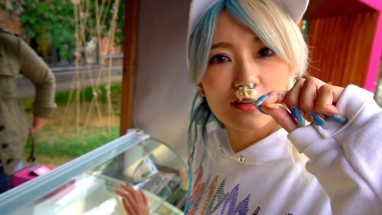 ЯПОНКА ЮРИ СНОВА В РОССИИ! Показал ей лучшие места Питера смотреть онлайн