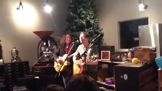 Nick Heyward Rollerblade at Jones Coffee Jan 5, 20131513 смотреть онлайн