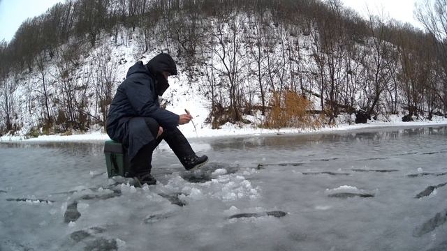 Поехали проверить одно место. Влетела щука на мормышку. Рыбалка на жерлицы. смотреть онлайн