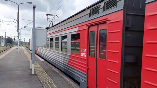 Электропоезд ЭТ2М 052 отправляется с Балтийского вокзала смотреть онлайн