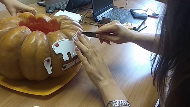 Хэллоуинская тыква с логотипом Центра Мебели и Интерьера "Кубатура" ? смотреть онлайн