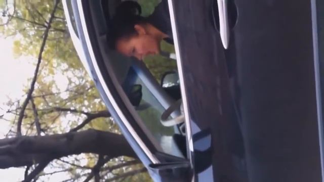 Девушка в автомобиле подпевает неприличной песне смотреть онлайн