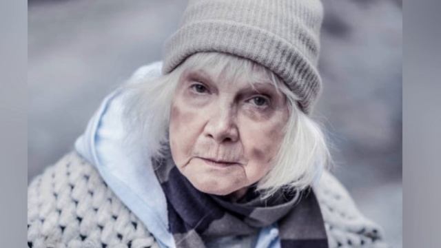 Директор  ресторана выставил вон БЕЗДОМНУЮ старуху, но то что СДЕЛАЛ ОФИЦИАНТ,  всех поразило …