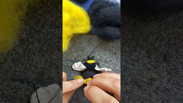 Процесс валяния броши "Мохнатый шмель" смотреть онлайн