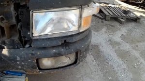 Меняю стекло  фары. Скания