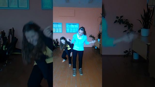 Что ученицы делают на переменах!