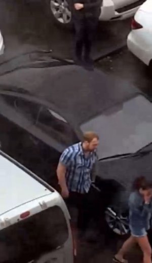 Пьяная ссора перешедшая в драку. мужчина против женщины