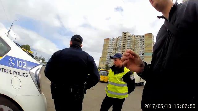 Граждане делают замечание полицейскому Киева, который харькает и мусорит на Оболони. смотреть онлайн