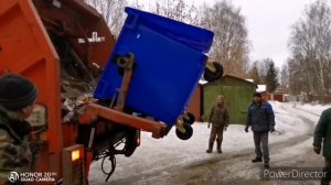 Выгрузка мусора из баков в мусоровоз.