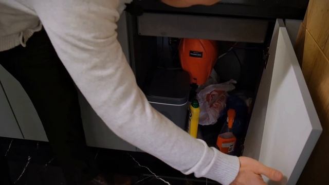 Кухня в тёмных тонах. Шкаф-витрина для посуды. смотреть онлайн