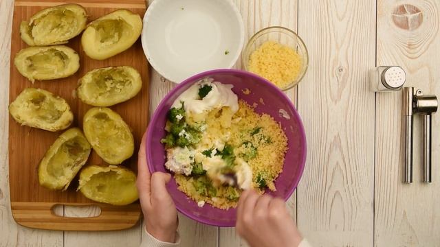 Запеченный картофель, фаршированный брокколи и сыром смотреть онлайн
