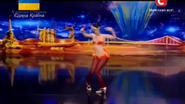 'Україна має талант 6' Ксения Пархатська номер 'Курятник' (Киев - 05.04.14) смотреть онлайн