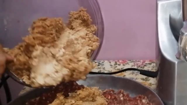 مفرمه كينود/طريقه عمل السجق في مفرمه كينود عملت ٣ كيلو سجق من كيلو لحمه والطعم خيااااااال смотреть онлайн