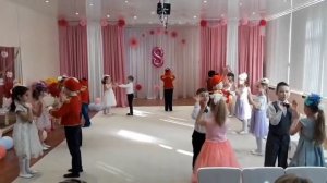 Вход на праздник 8 Марта, подготовительная группа