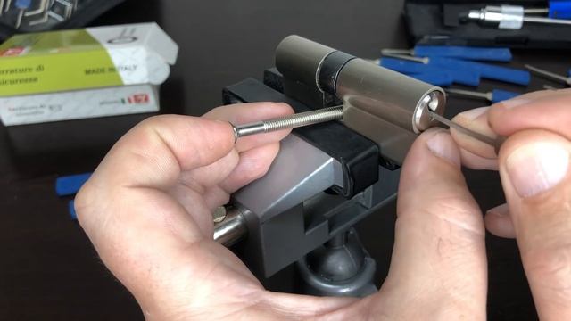 Как вскрыть замок без ключа фирмы Maxtra смотреть онлайн