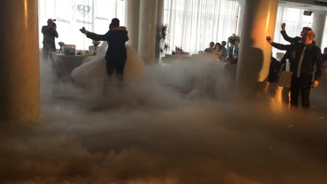 Красивый первый танец молодоженов в облаках тяжелого дыма от дым.рус и dryice.pro смотреть онлайн
