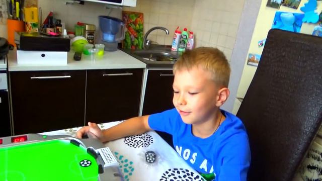 Богдан с Матвеем играют в футбол. Кто выиграет? смотреть онлайн