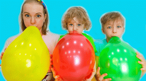 Учим цвета с помощью шариков!  Дети и мама весело играют с песней про цвета и радугу!