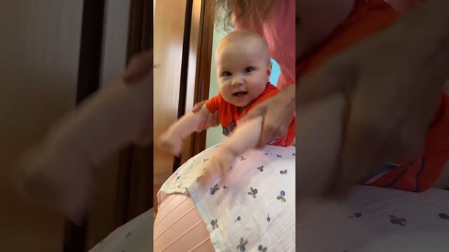 Головокружительная игра младенца на на шаре, детские перегрузки и хороший бит на барабане. смотреть онлайн