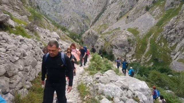 Ruta del Cares con el Club Cristal de Roca смотреть онлайн