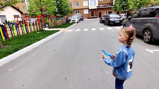 Детей отпустили гулять , а сами по гостям.Ева испугала смотреть онлайн