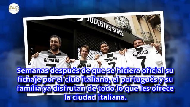Cristiano Ronaldo posa con su familia con la equipación de la Juventus смотреть онлайн