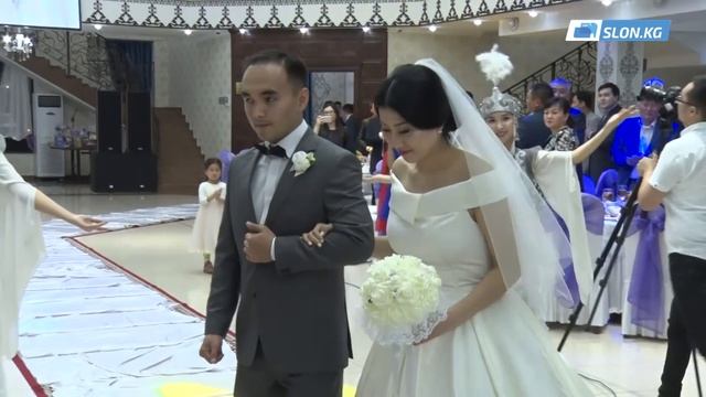 Кыргыз жигити монгол кызына үйлөндү. Жаш үй бүлө кытайча баарлашат