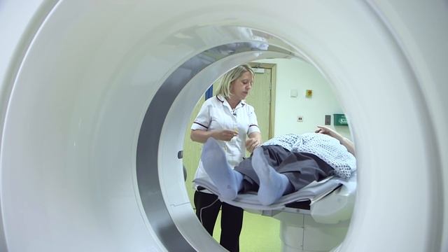 What is it like to have a CT scan? | Cancer Research UK смотреть онлайн