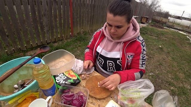 Всё просто: Ролтон и сосиски! Такой РОЛТОН ВЫ ЕЩЁ НЕ ЕЛИ в казане на костре... смотреть онлайн