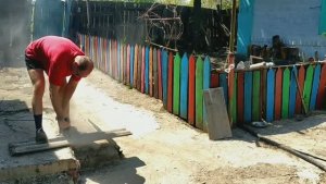 НЕ ВЫБРАСЫВАЙТЕ СТАРЫЙ ШИФЕР!!! ОГРАЖДЕНИЕ ДЛЯ ЦВЕТНИКА. СВОИМИ РУКАМИ. ПЕРЕДЕЛКА. #DIY. 9.mp4