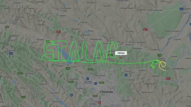 В небе над Кишиневом самолет рисует надпись "Stăi acasă" ("Сиди дома") смотреть онлайн