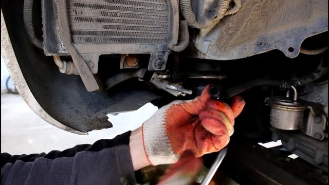Подтеки масла возле радиатора вариатора Nissan Murano Z51 Ниссан Мурано 2010 года смотреть онлайн